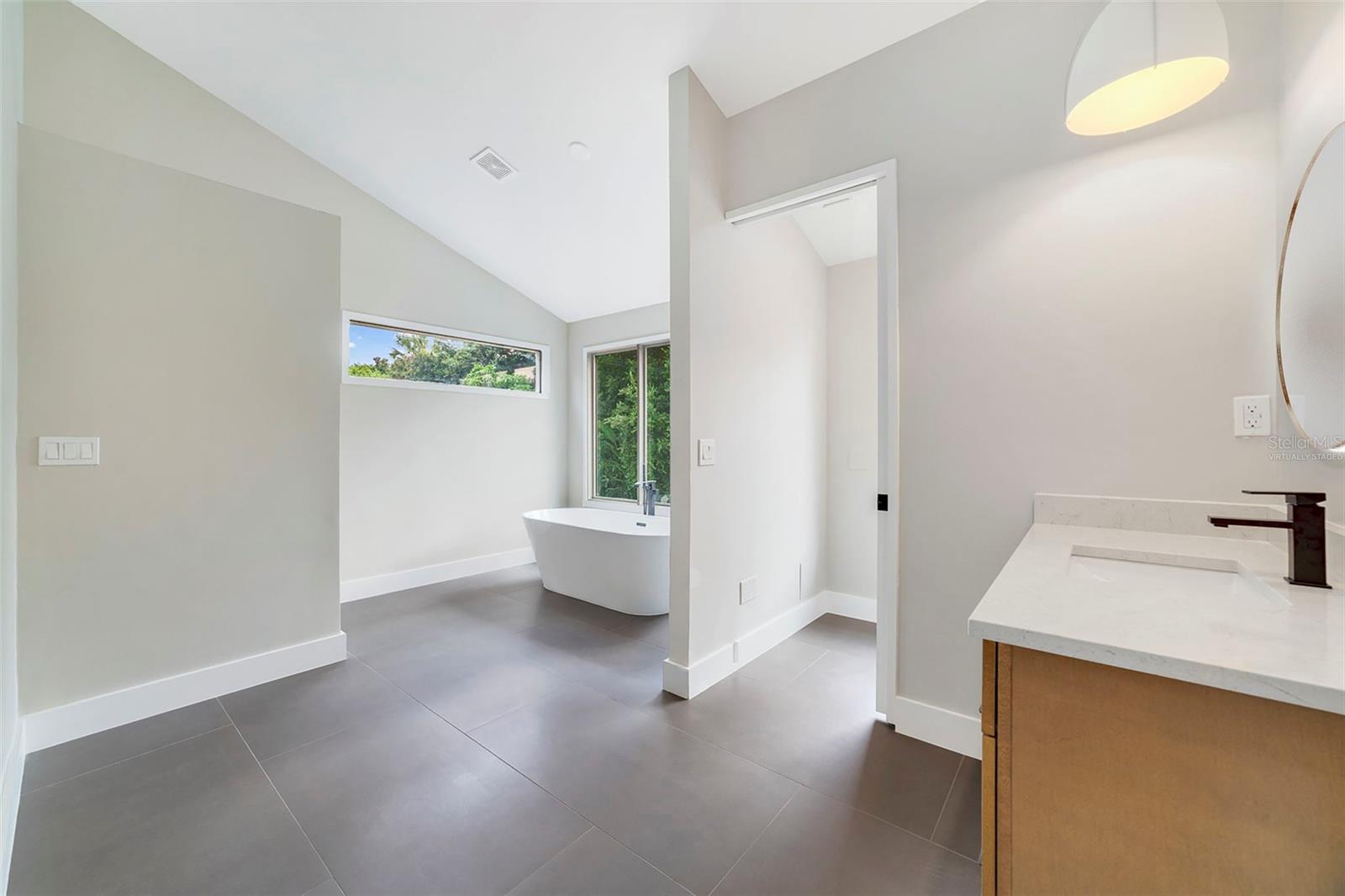Image 23 of 47 For 941 Versailles Circle