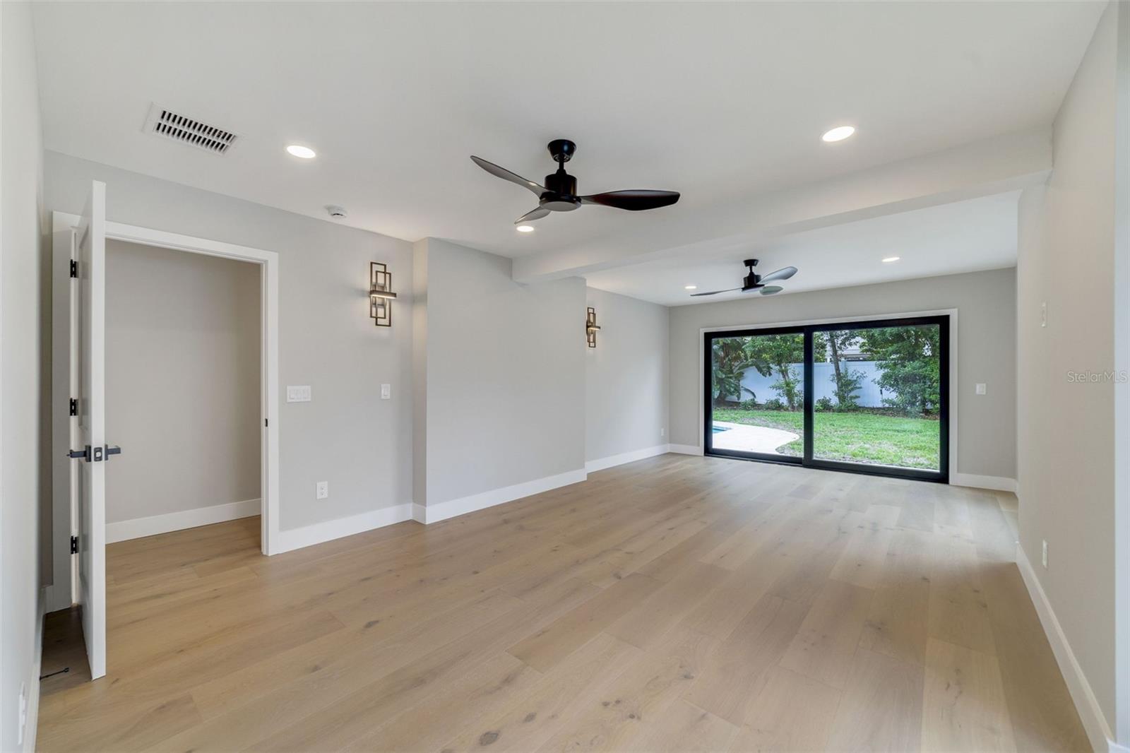 Image 40 of 47 For 941 Versailles Circle