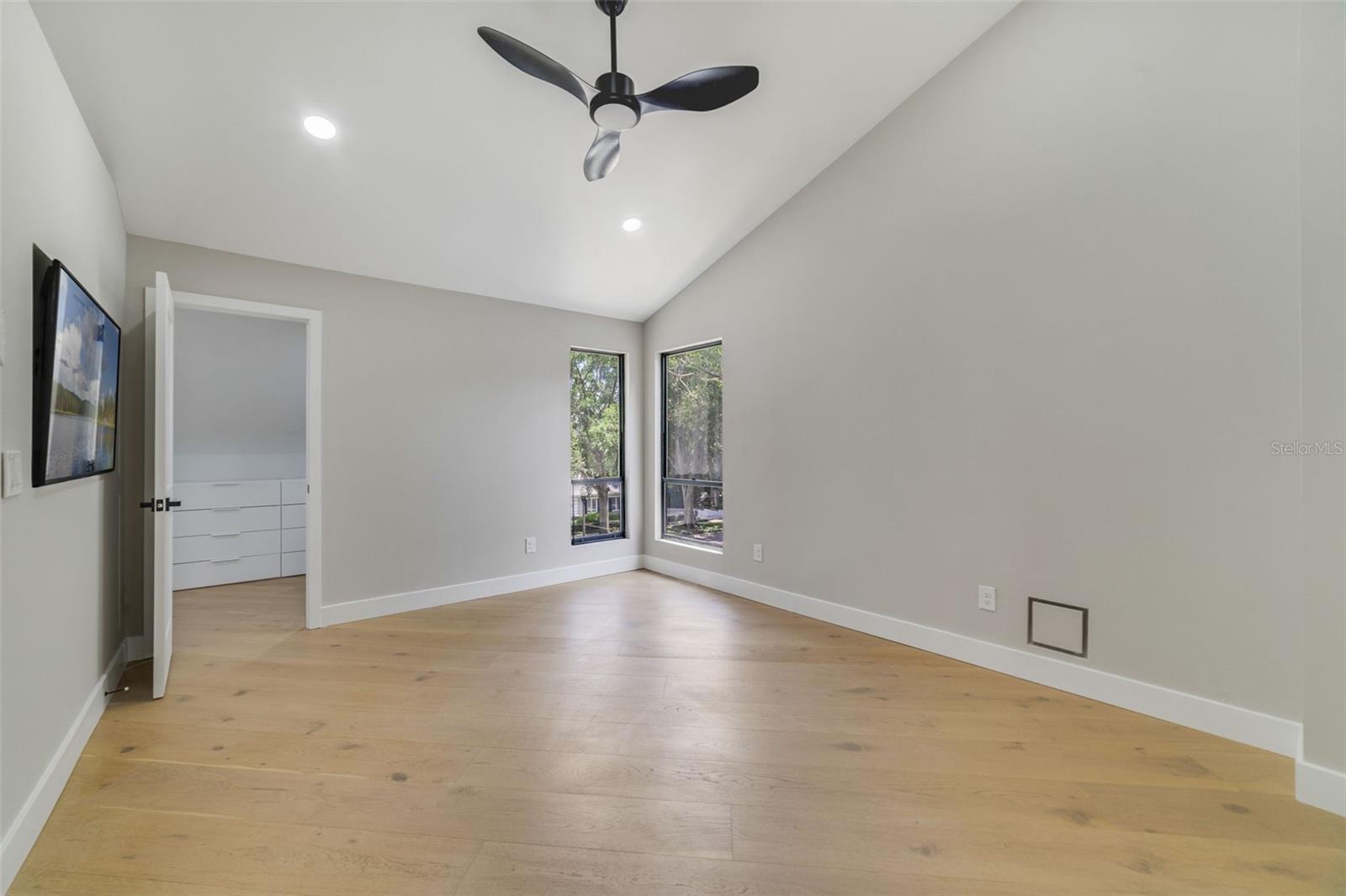 Image 43 of 47 For 941 Versailles Circle
