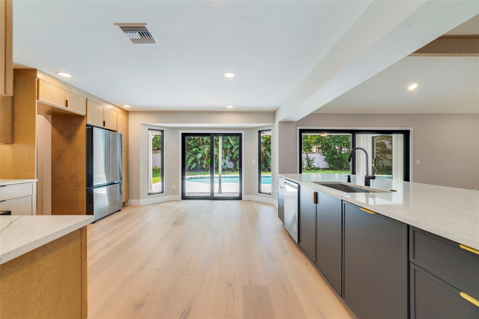 Image 6 of 47 For 941 Versailles Circle