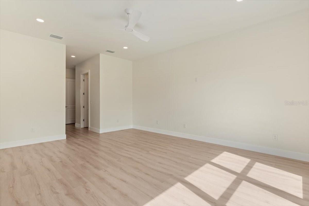 Image 36 of 90 For 17 Old Oak Drive N