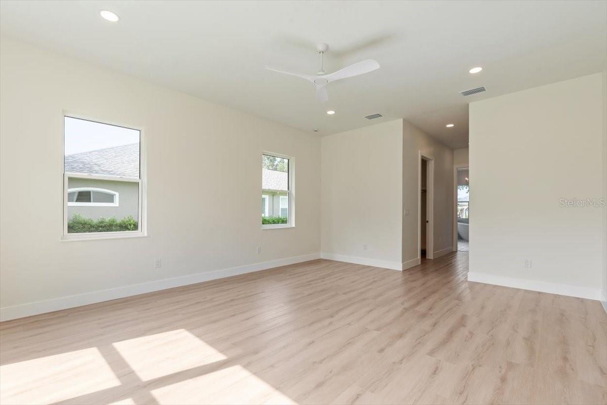 Image 37 of 90 For 17 Old Oak Drive N