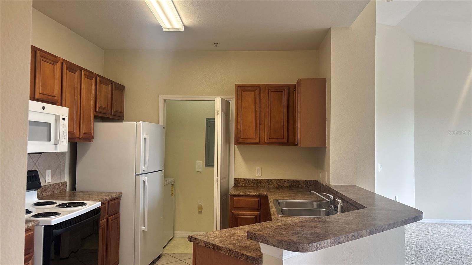 Image 7 of 22 For 6159 Metrowest Boulevard 307