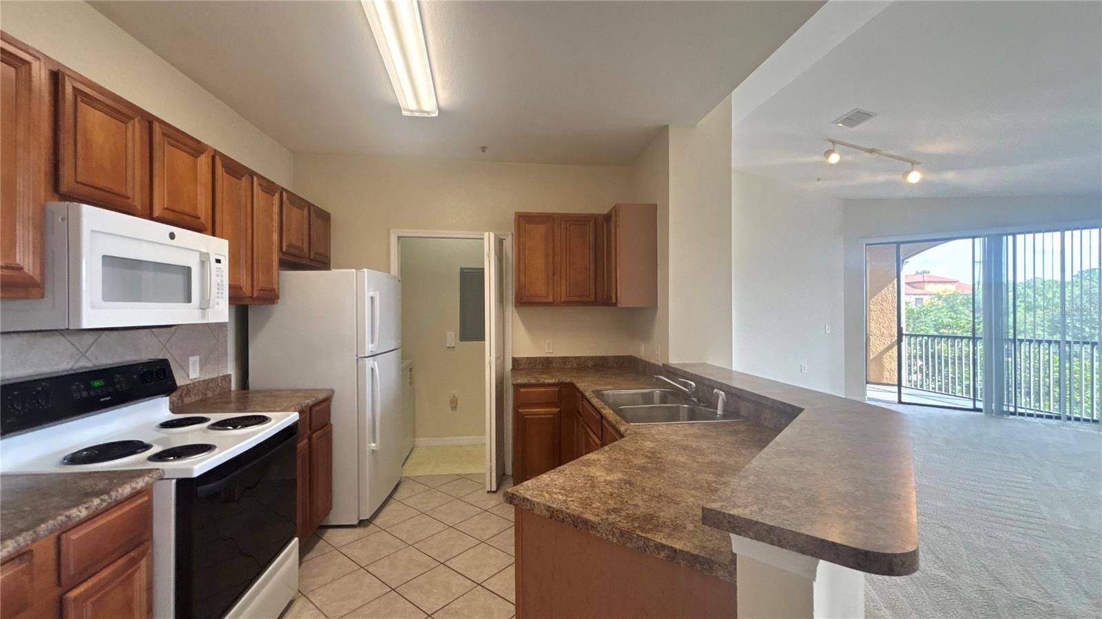 Image 9 of 22 For 6159 Metrowest Boulevard 307
