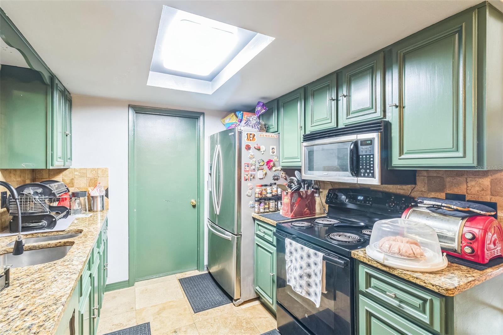 Listing photo id 6 for 9931 Crofton Lane
