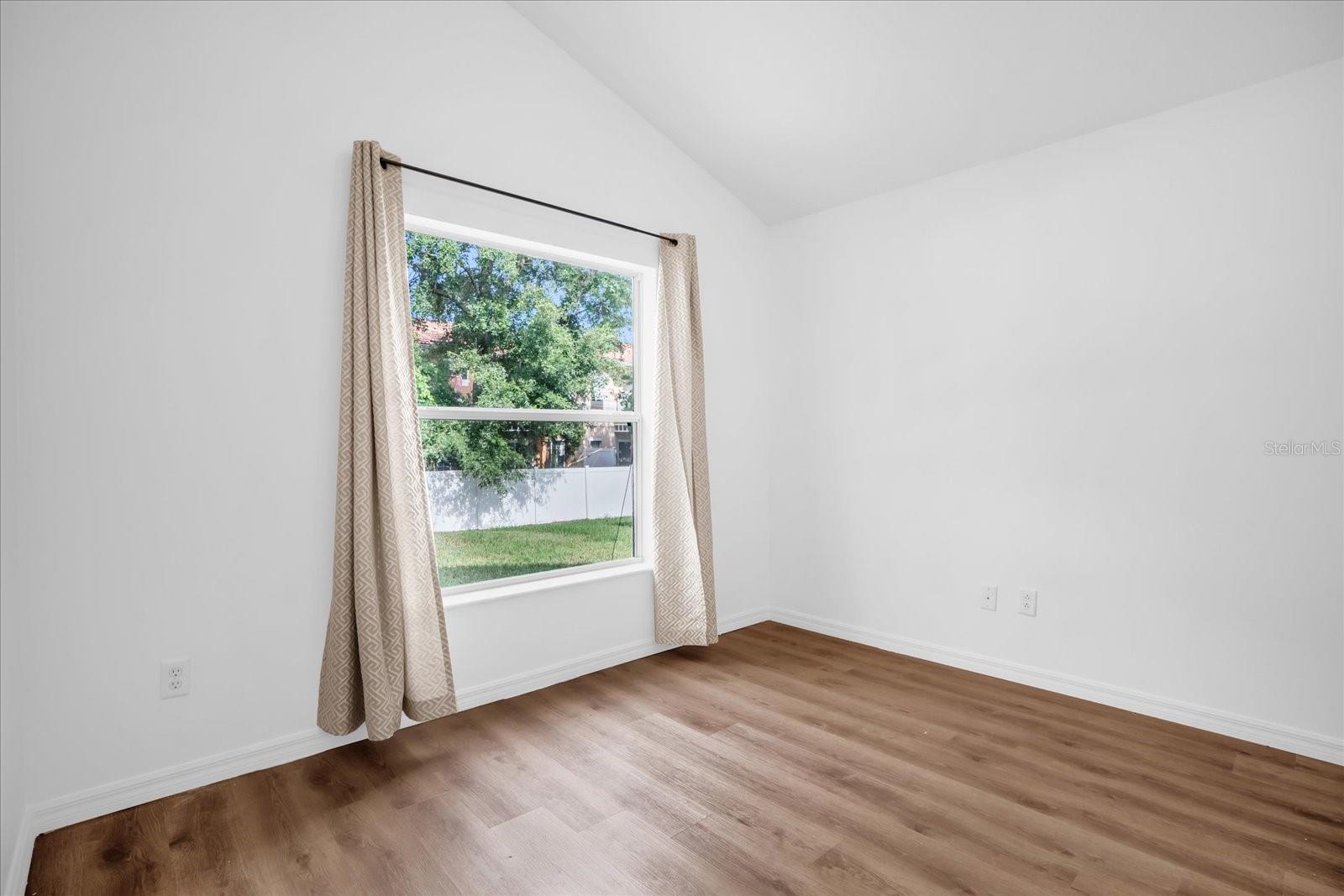 Image 15 of 23 For 913 Emerald Green Court
