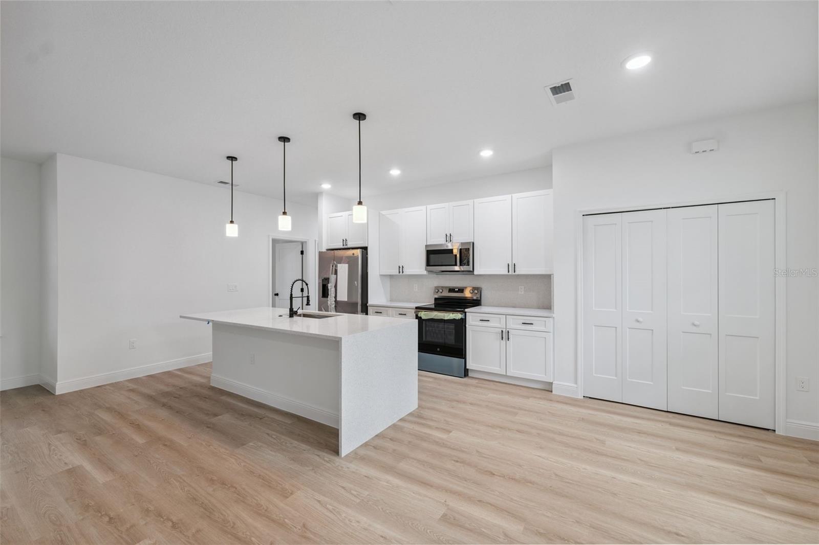 Image 13 of 41 For 16619 25th Court