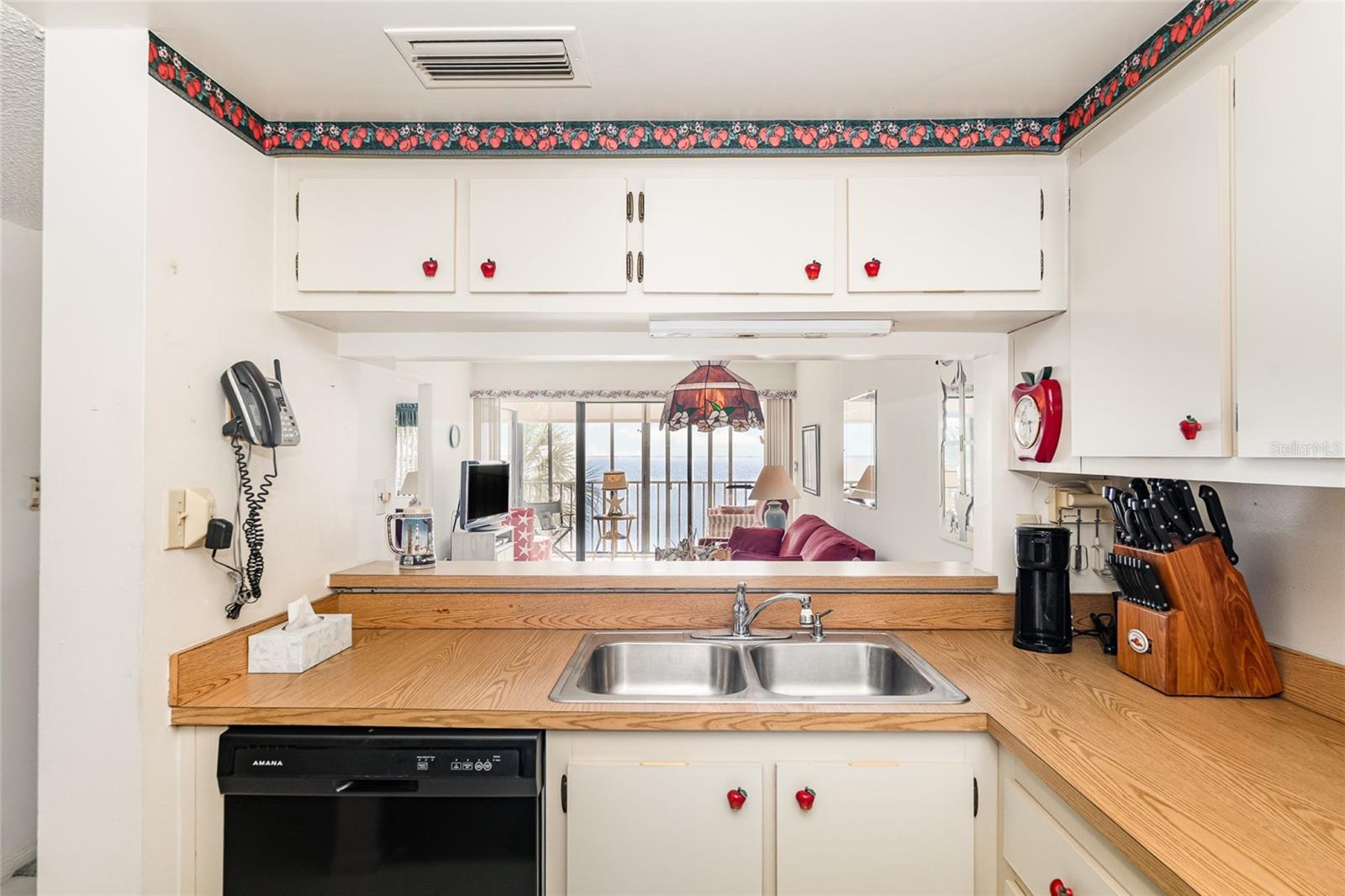 Image 8 of 23 For 2467 Washington Avenue 303b