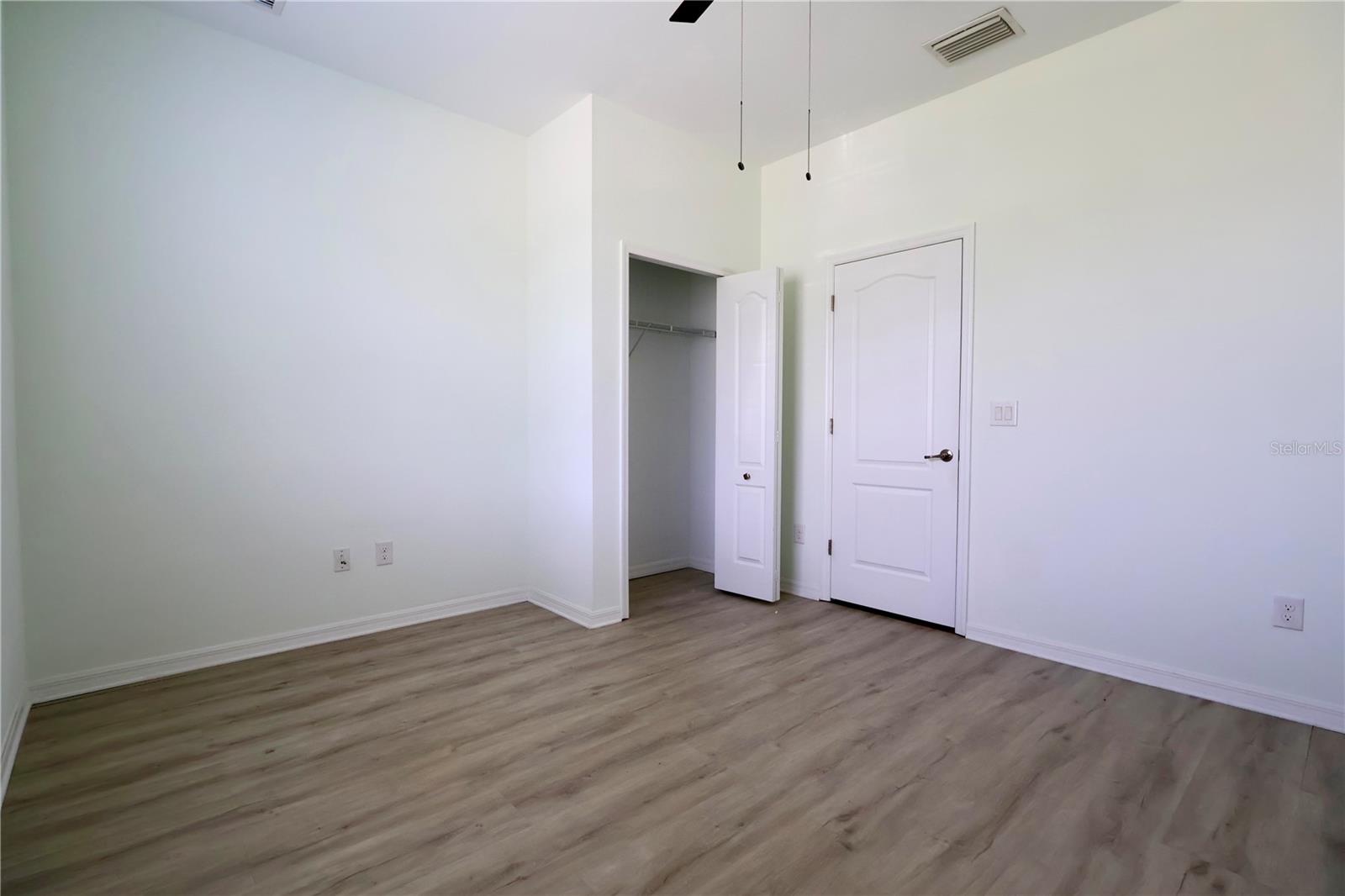 Image 17 of 22 For 2338 Heydon Circle E