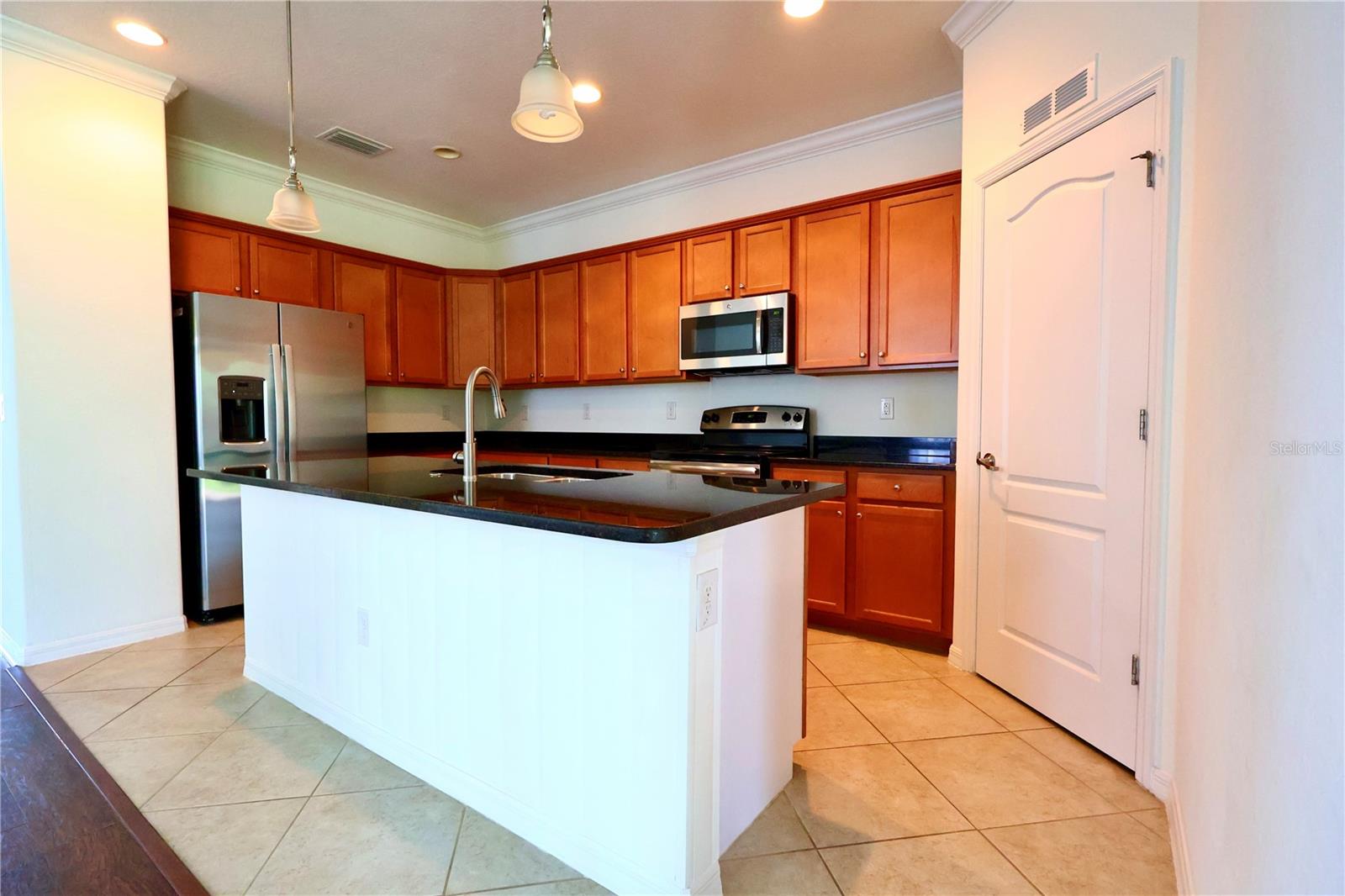 Image 5 of 22 For 2338 Heydon Circle E
