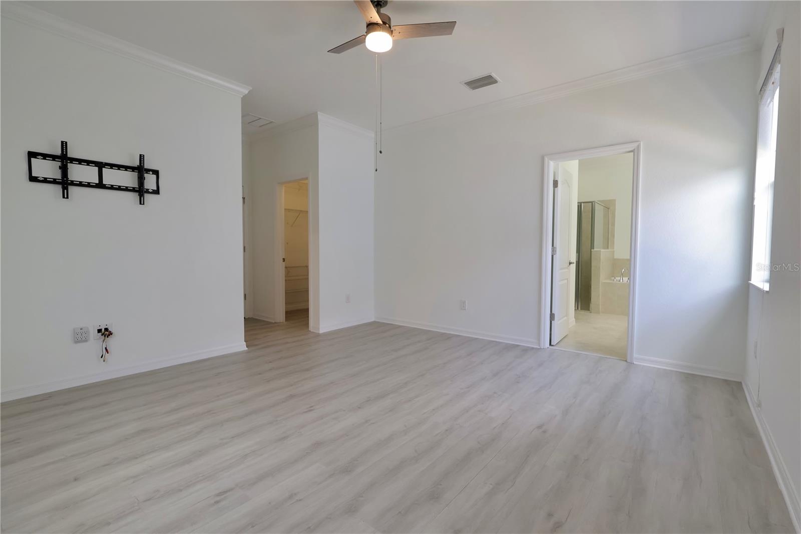 Image 9 of 22 For 2338 Heydon Circle E