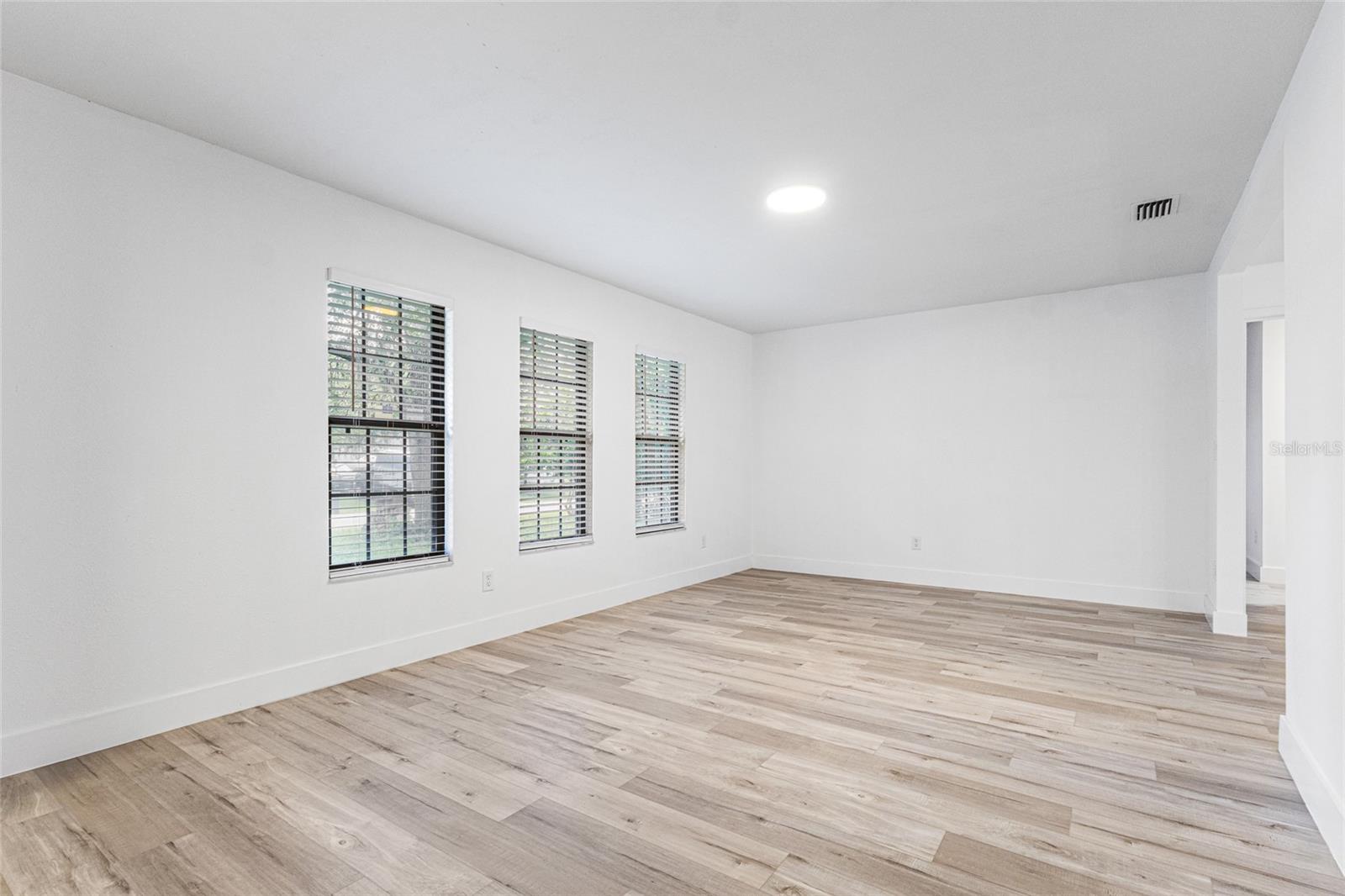 Image 4 of 45 For 4890 Yew Court