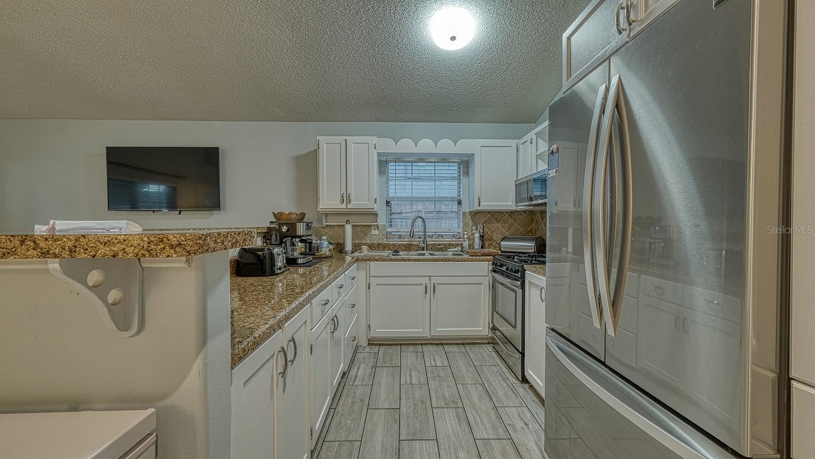 Image 16 of 32 For 9435 Dearmont Avenue