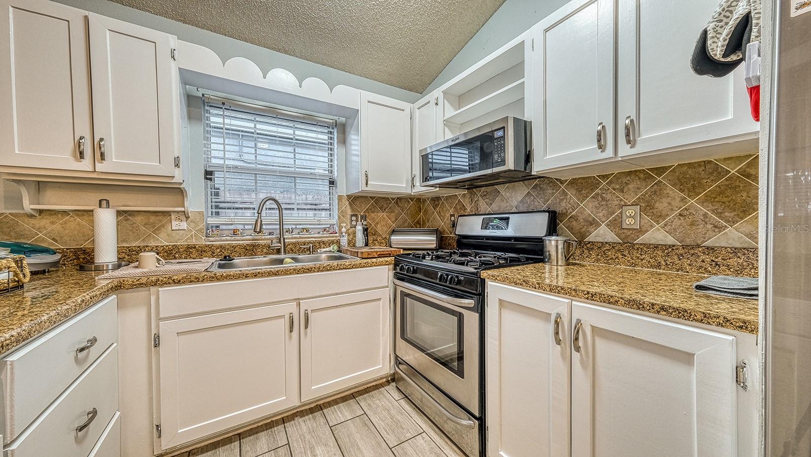 Image 18 of 32 For 9435 Dearmont Avenue