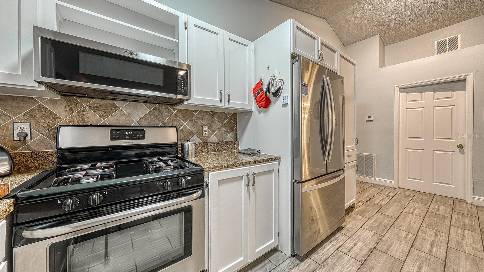 Image 19 of 32 For 9435 Dearmont Avenue