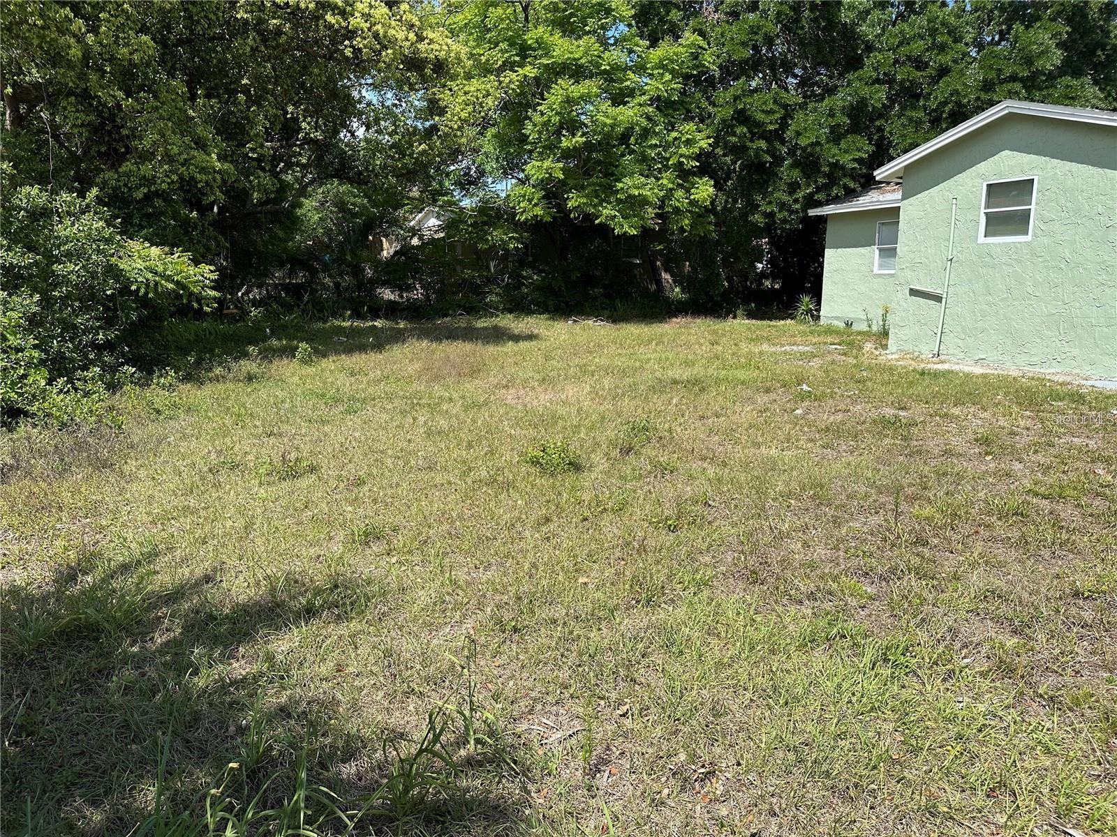 Listing photo id 12 for 3615 Grove Street