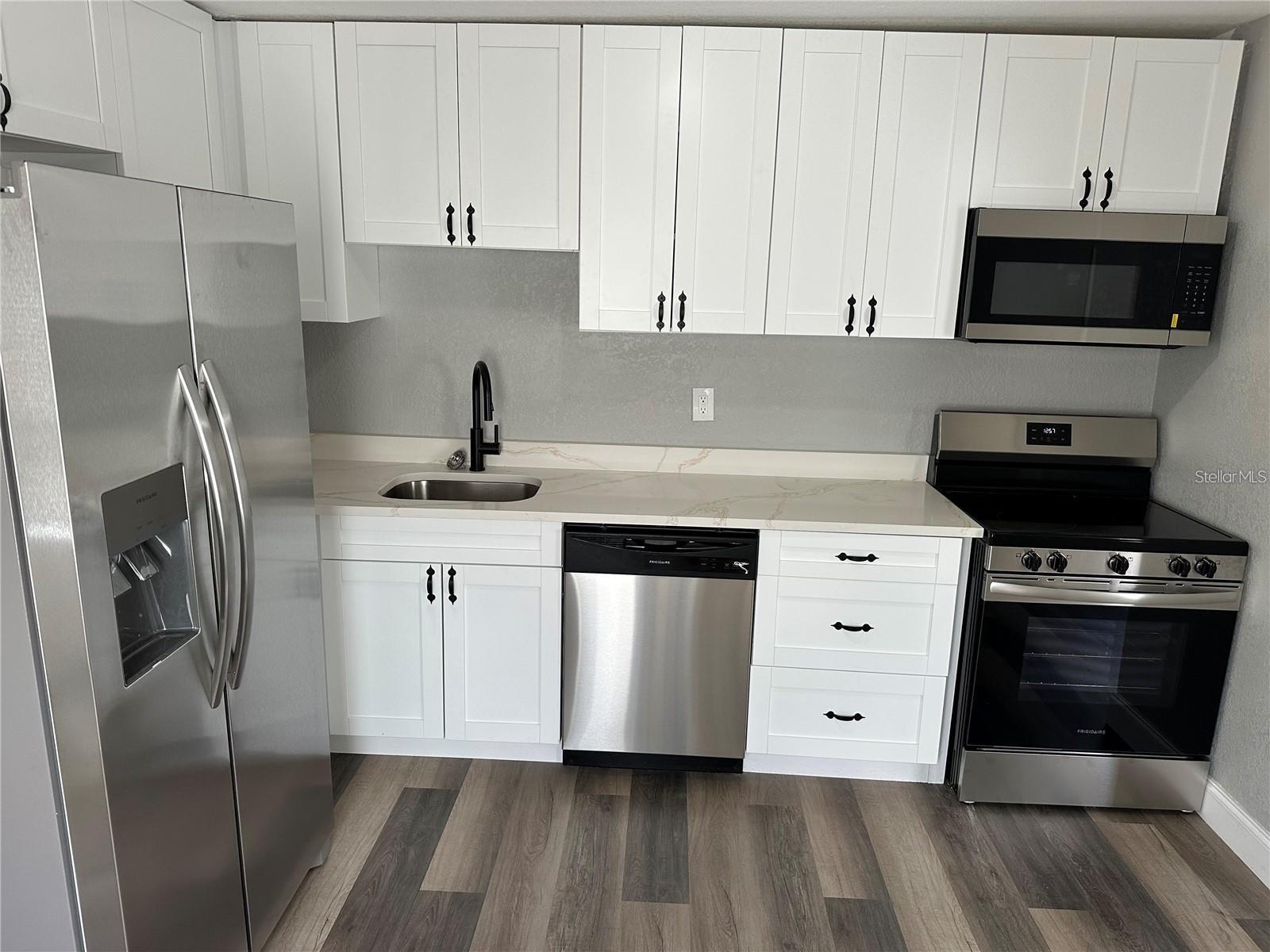 Listing photo id 4 for 3615 Grove Street