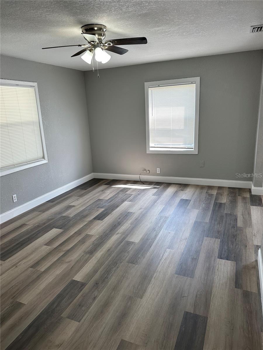 Listing photo id 7 for 3615 Grove Street
