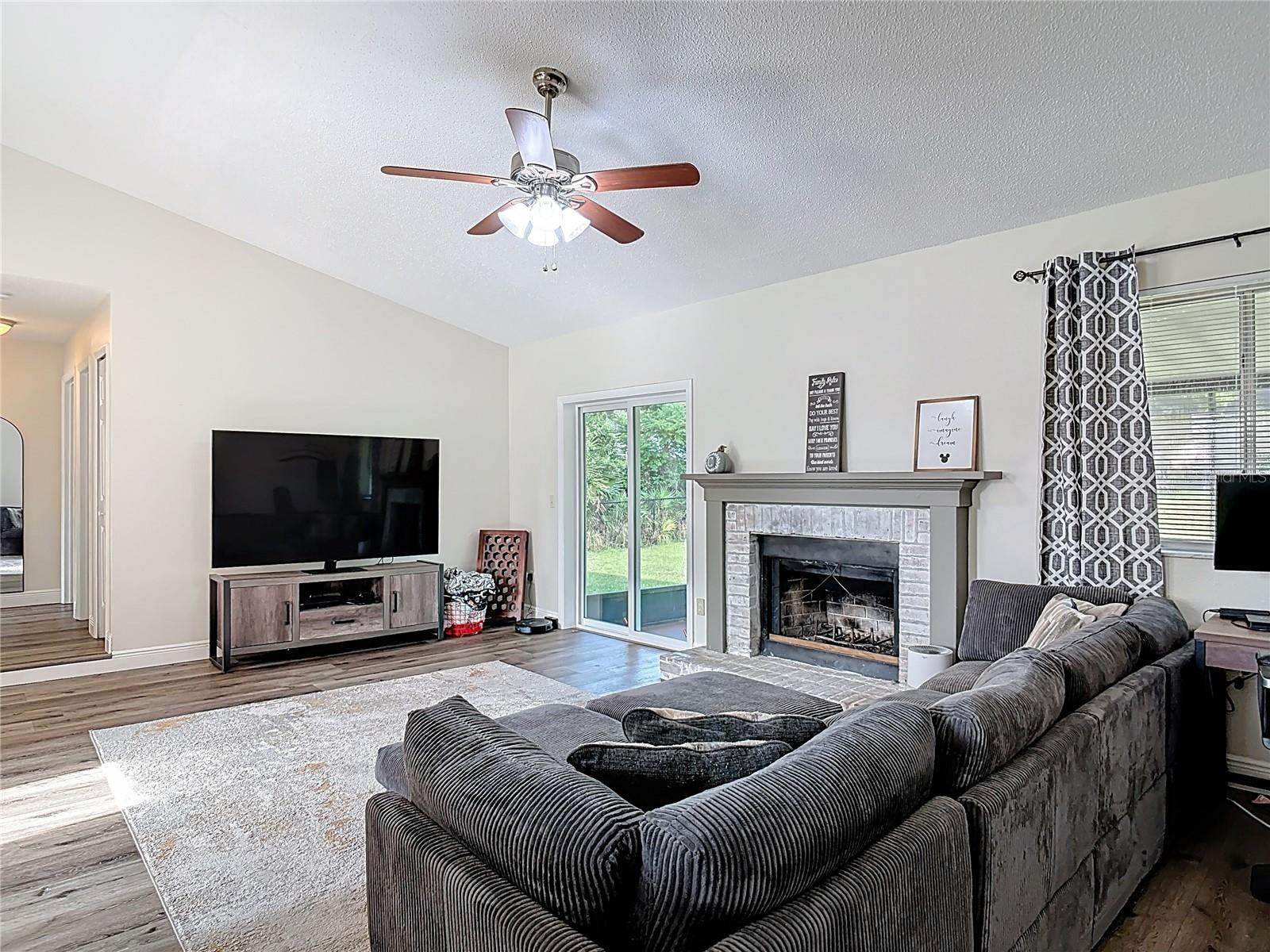 Image 16 of 39 For 745 Mentmore Circle