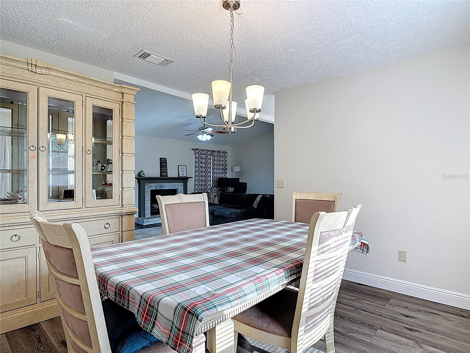 Image 9 of 39 For 745 Mentmore Circle