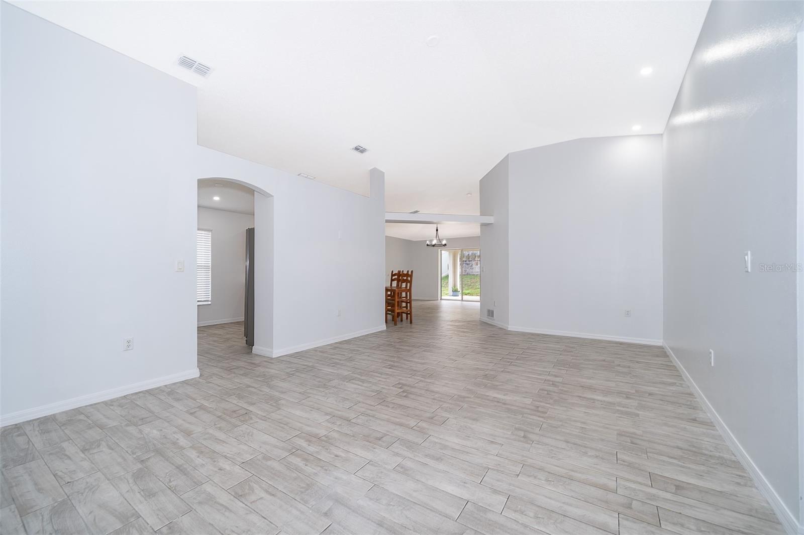 Image 6 of 30 For 344 China Berry Circle