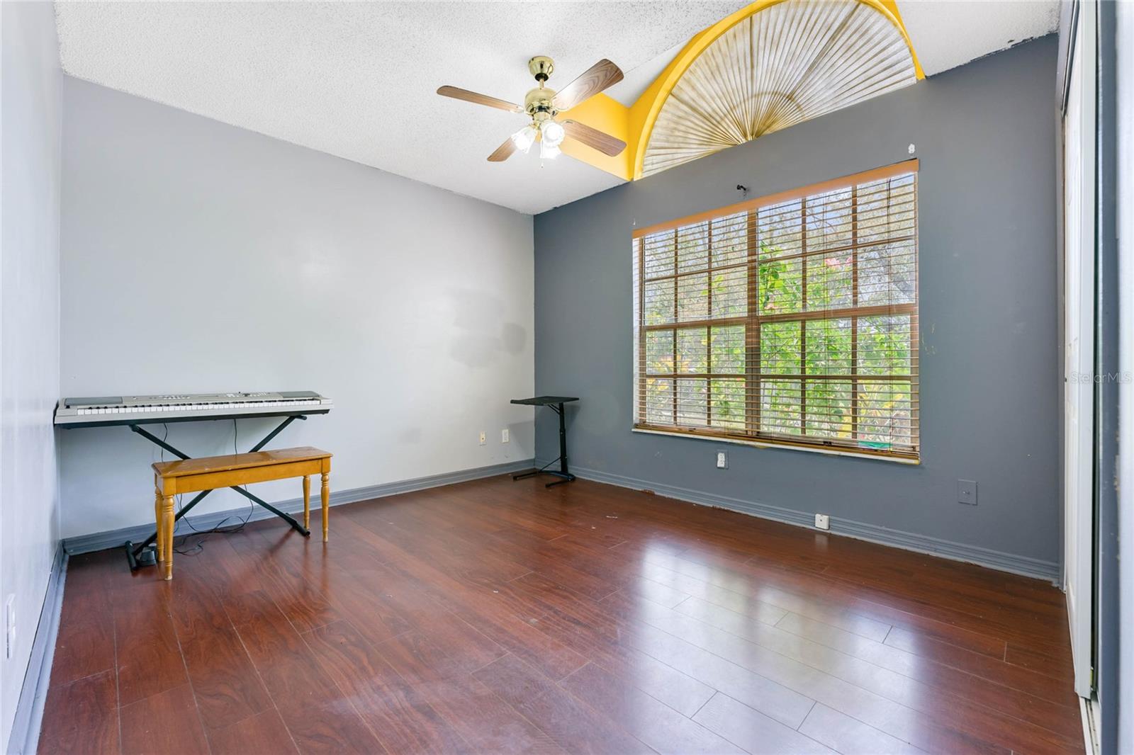 Image 9 of 13 For 7579 Groveoak Drive