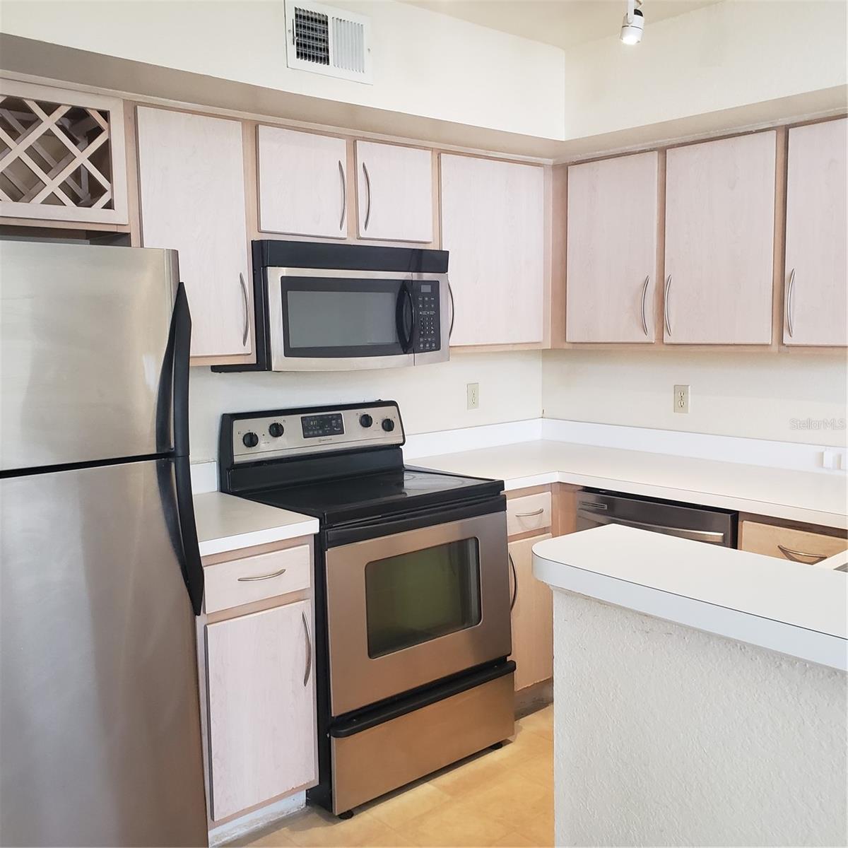 Image 3 of 34 For 7280 Westpointe Boulevard 831