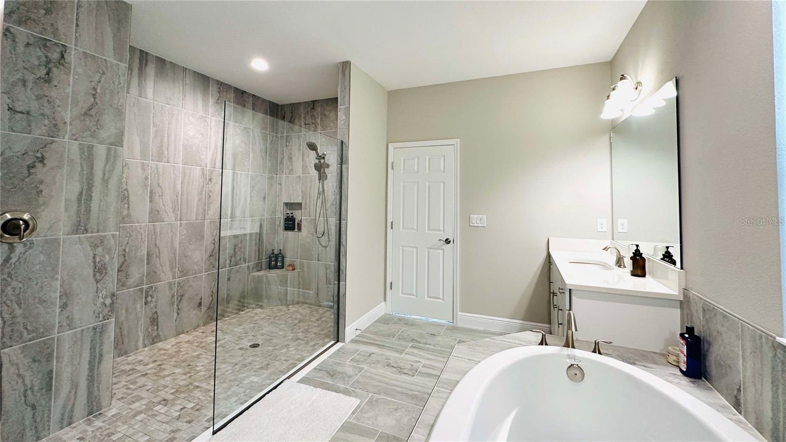 Image 18 of 46 For 12661 Oak Hill Way