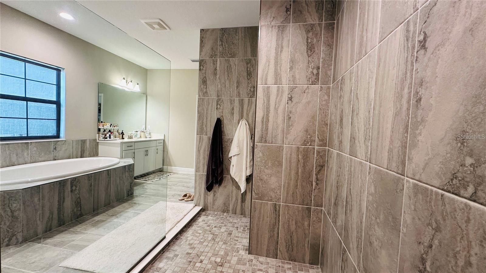 Image 25 of 46 For 12661 Oak Hill Way