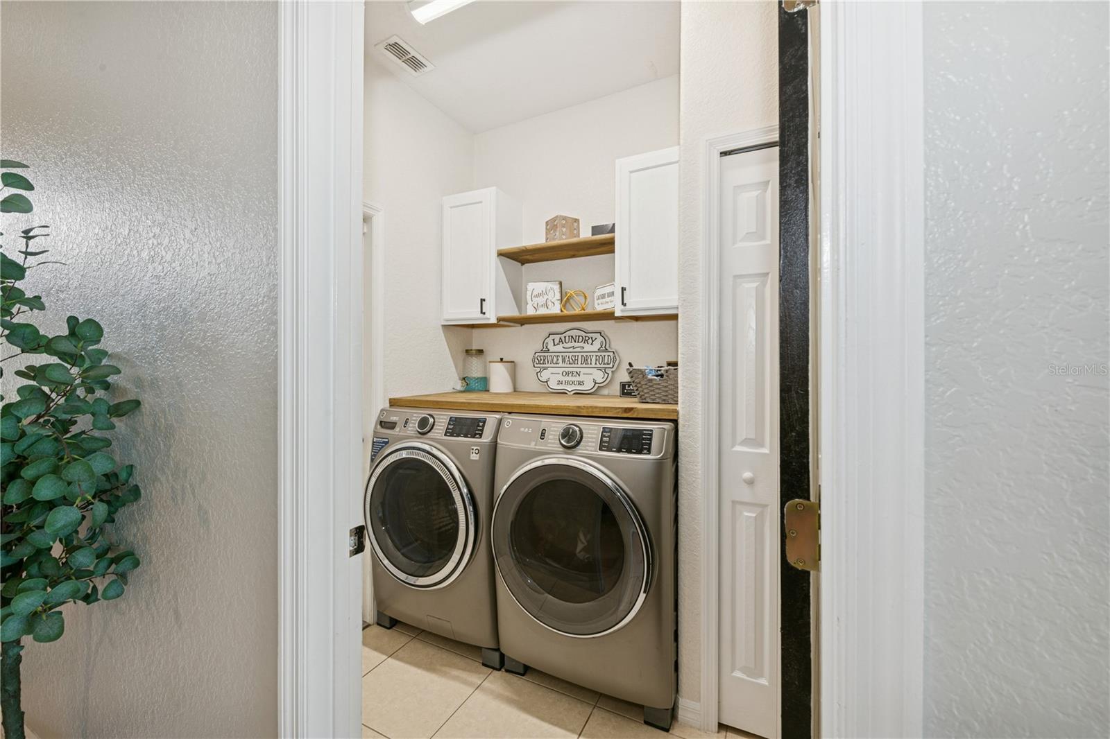 Image 18 of 47 For 341 Lake Amberleigh Drive