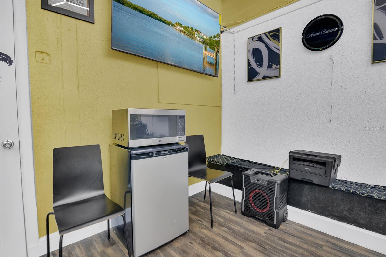 Image 4 of 23 For 123 Main Street