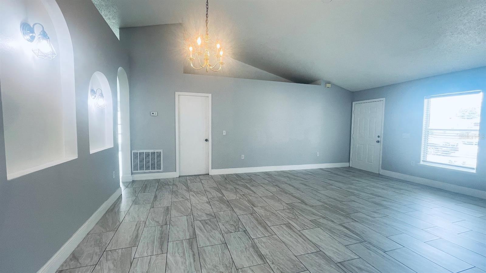 Image 4 of 30 For 729 Del Rio Way