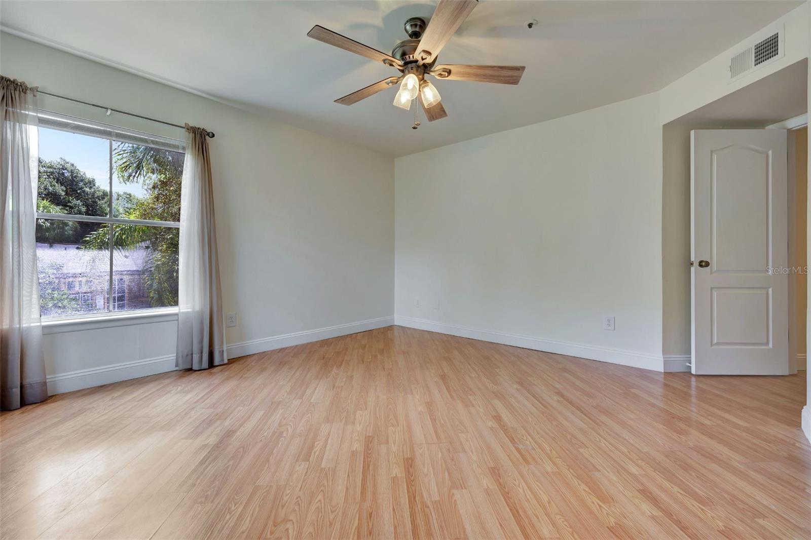 Image 13 of 39 For 478 Pin Oak Place 204