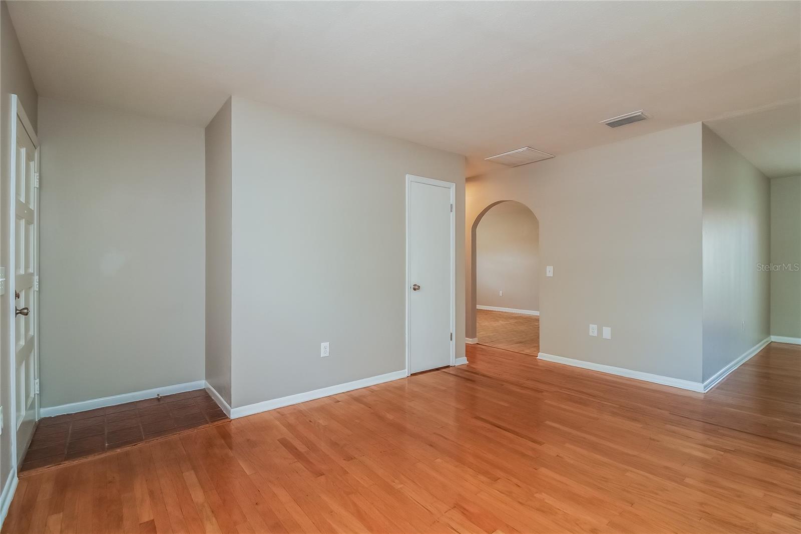 Image 11 of 16 For 804 Greenbriar Drive