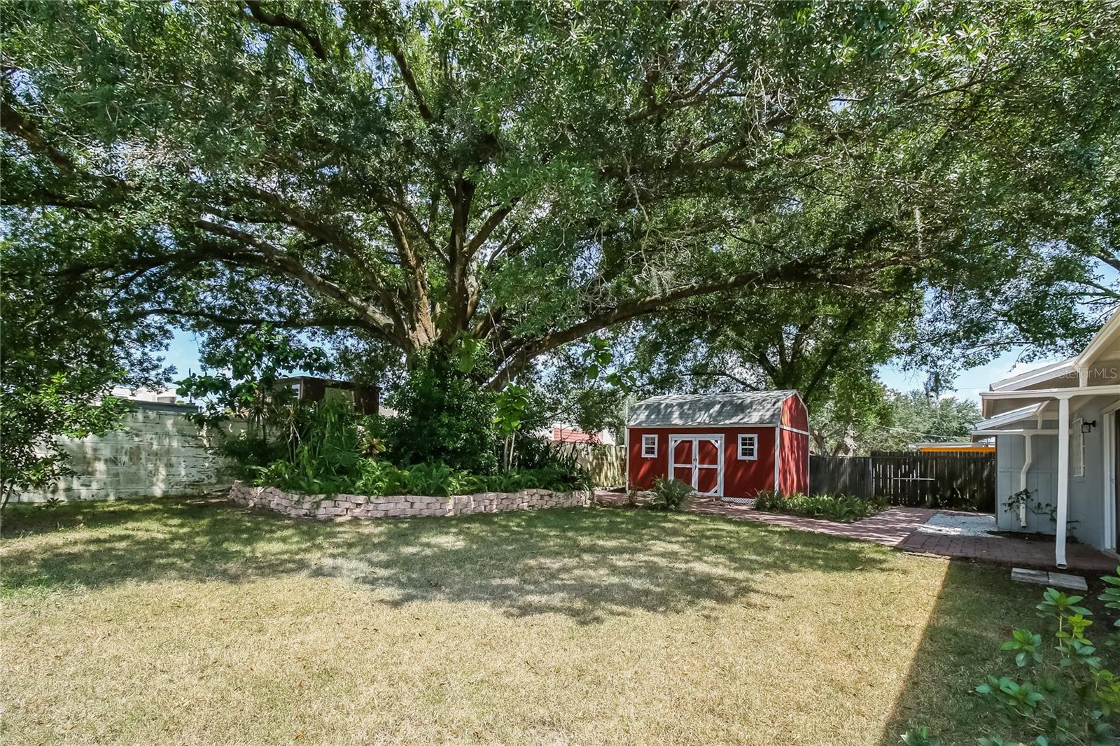 Image 14 of 16 For 804 Greenbriar Drive