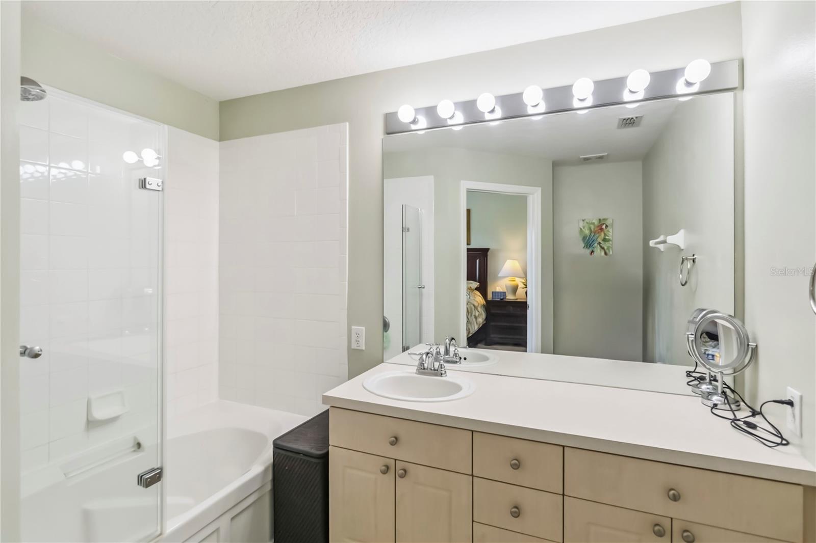 Image 13 of 31 For 2382 Silver Palm Drive E