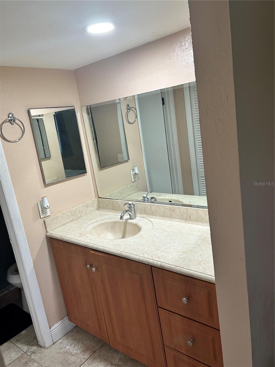 Image 8 of 13 For 1017 Washington Circle 1017b
