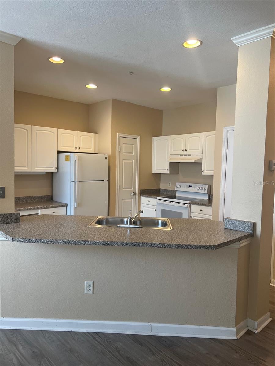 Image 4 of 16 For 860 Orange Avenue 429