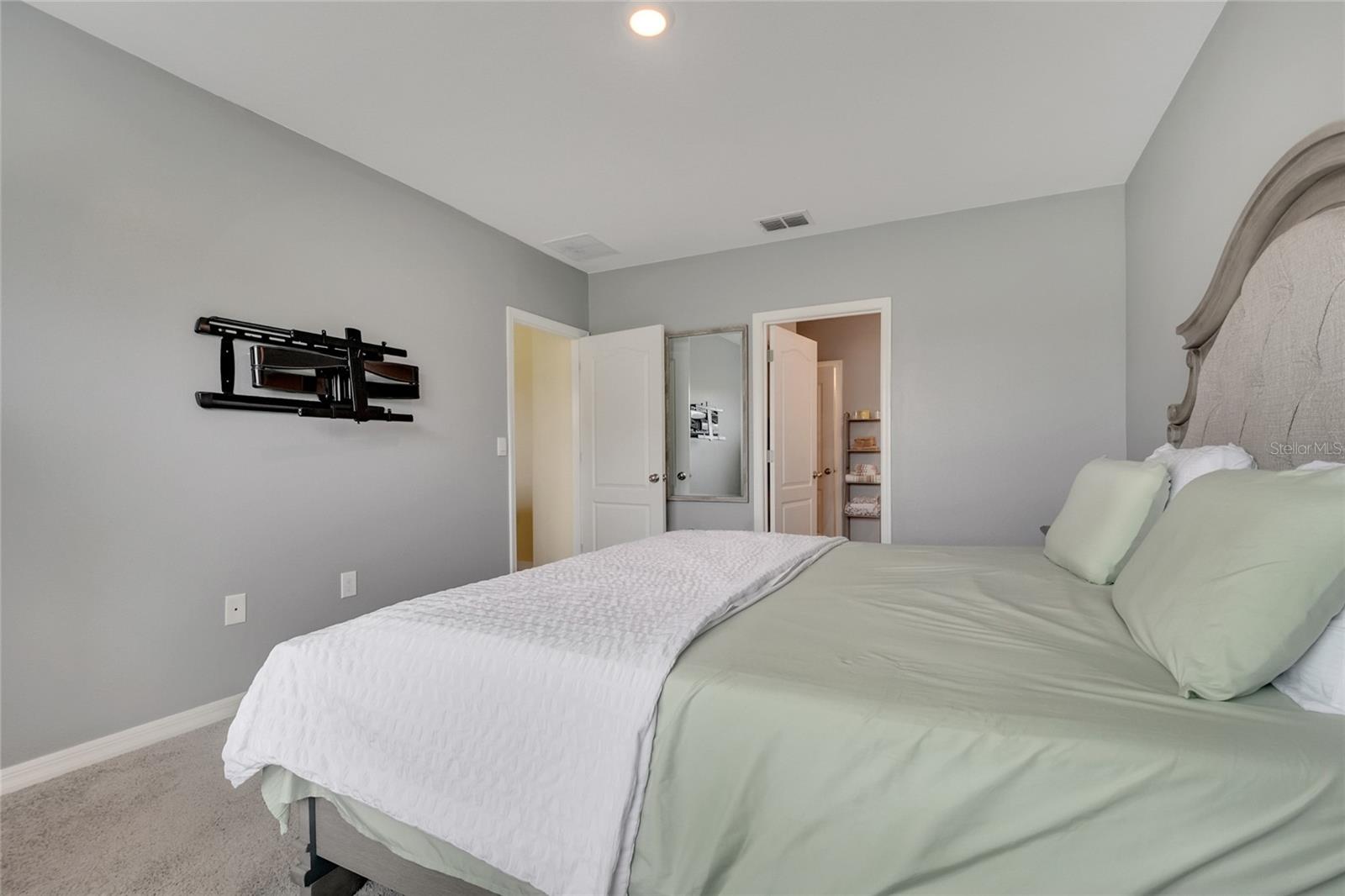 Image 12 of 25 For 877 Ambleside Dr