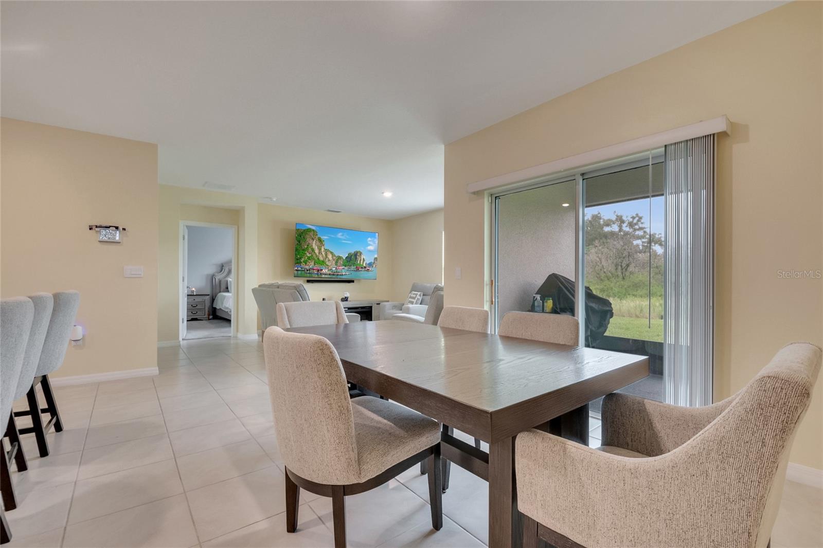 Image 20 of 25 For 877 Ambleside Dr