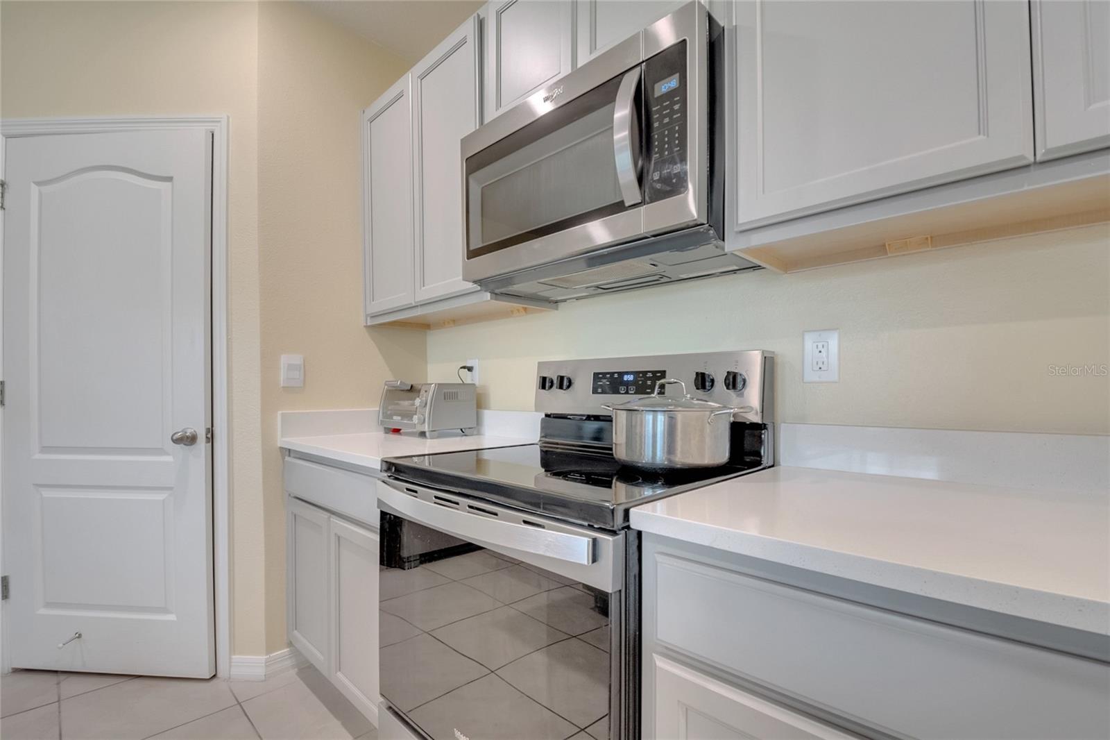 Image 6 of 25 For 877 Ambleside Dr
