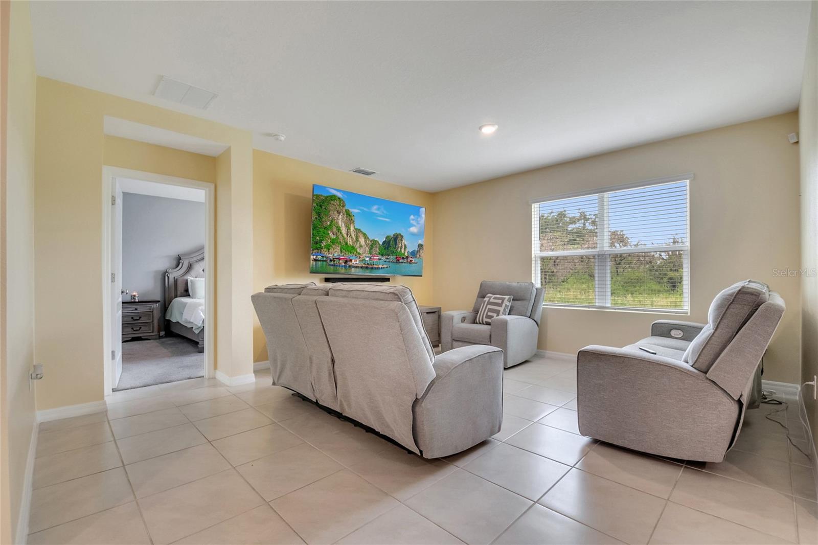 Image 8 of 25 For 877 Ambleside Dr