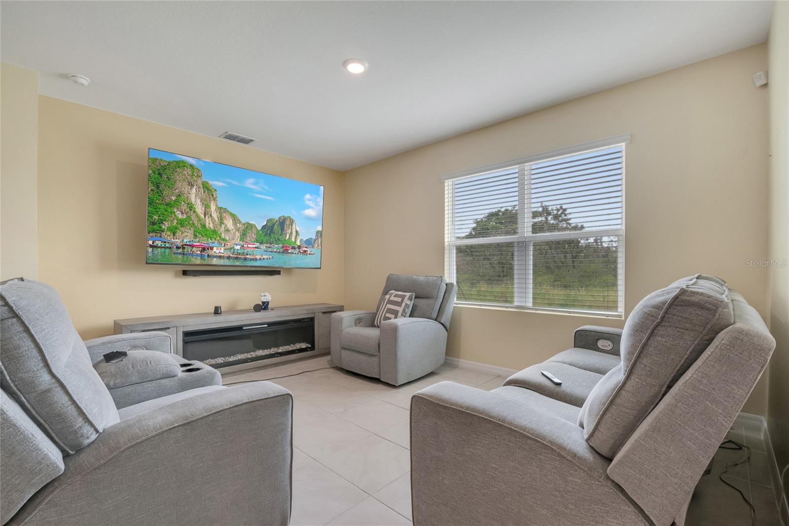 Image 9 of 25 For 877 Ambleside Dr