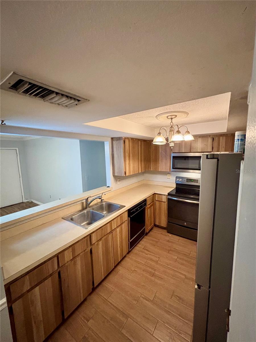 Listing photo id 10 for 8131 Braddock Circle 1