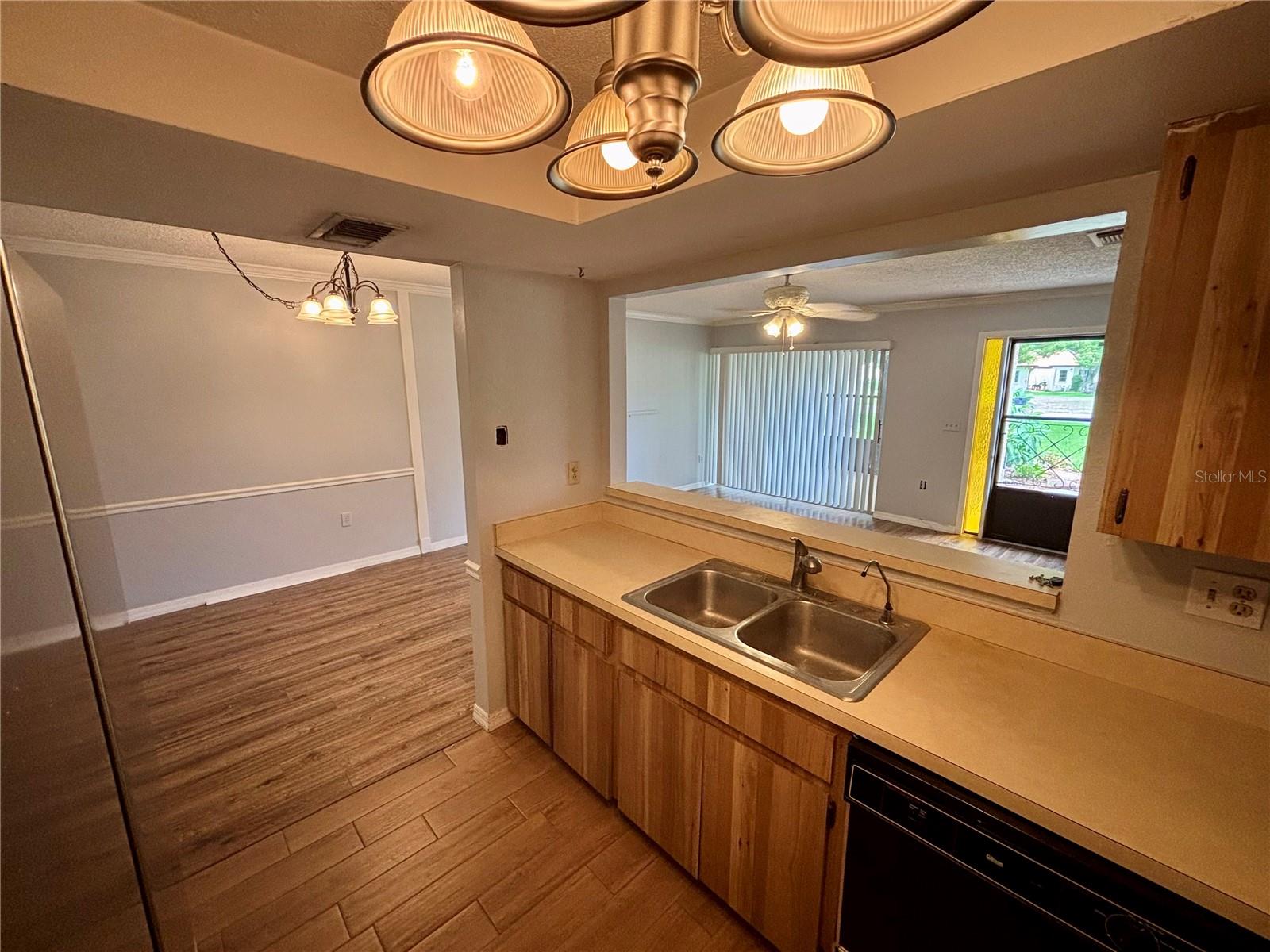 Listing photo id 11 for 8131 Braddock Circle 1