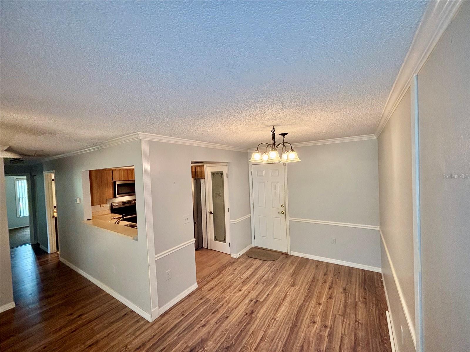 Listing photo id 6 for 8131 Braddock Circle 1