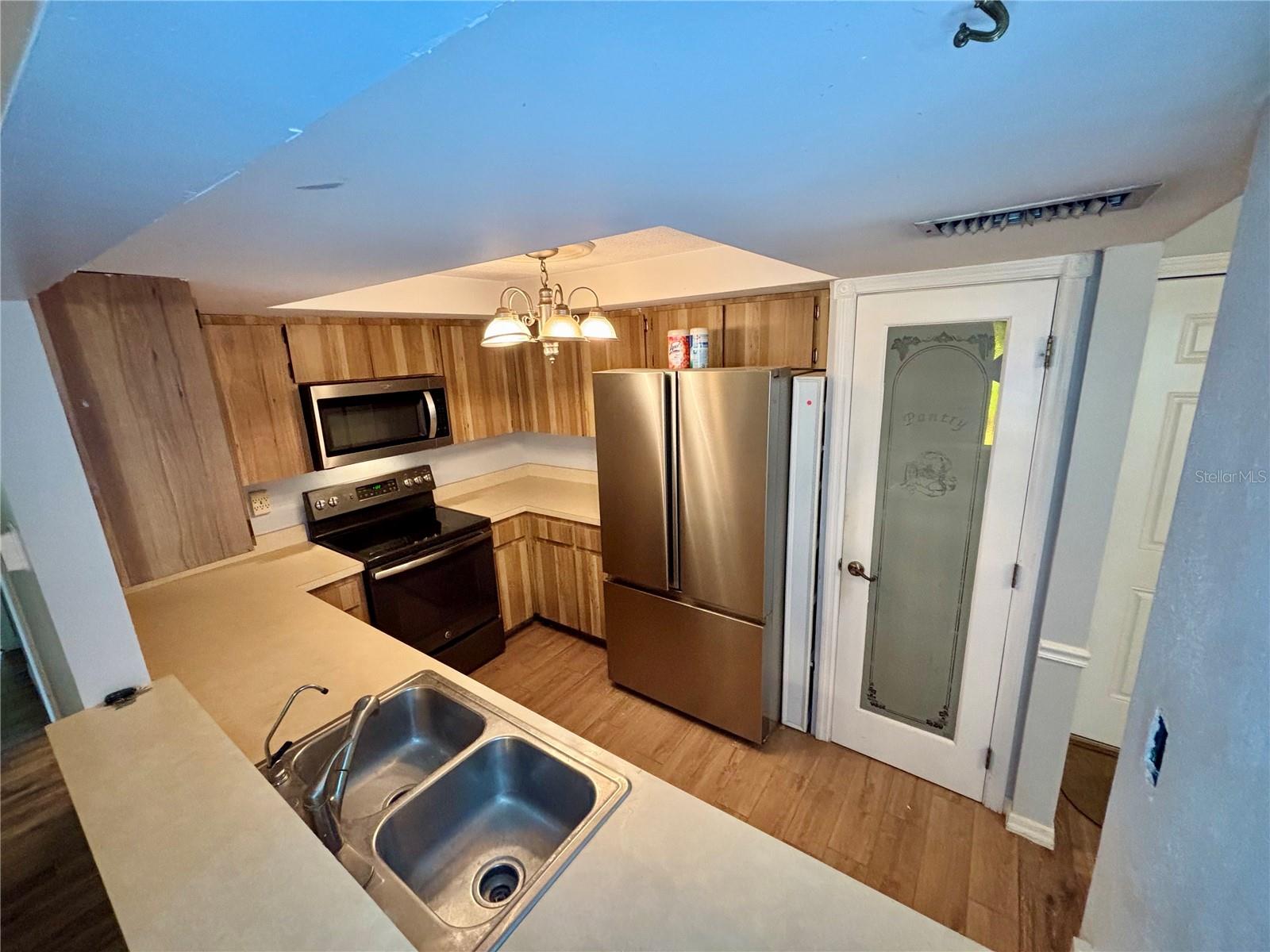 Listing photo id 7 for 8131 Braddock Circle 1