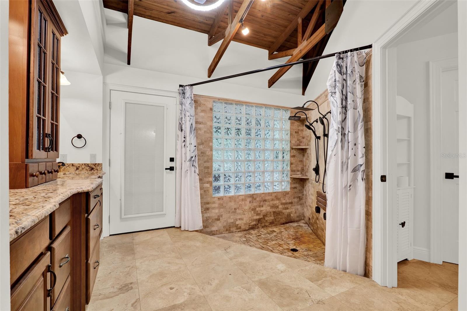 Image 18 of 47 For 120 River Oaks Circle