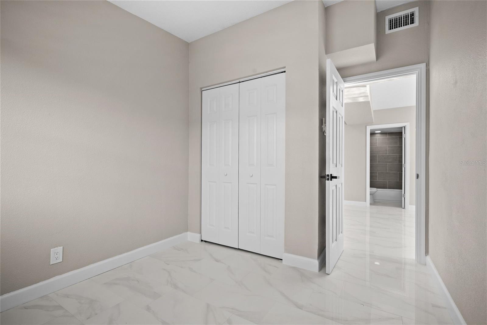 Listing photo id 10 for 6213 Cameron Avenue