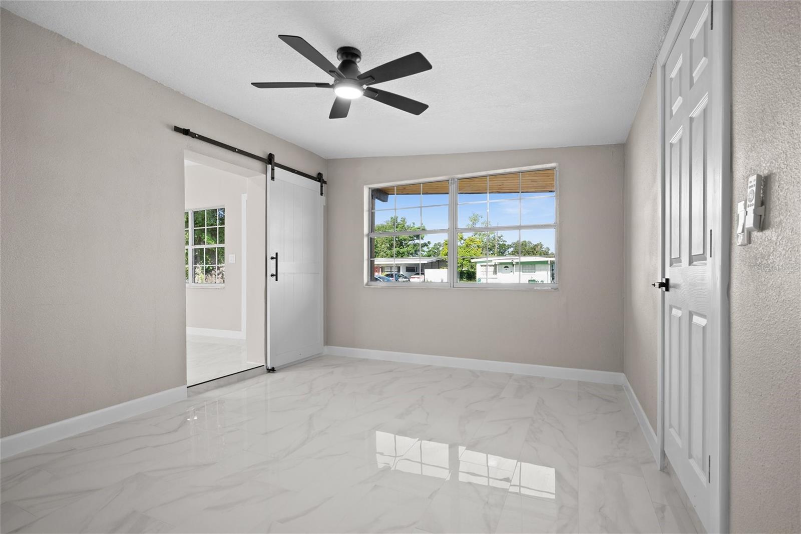 Listing photo id 12 for 6213 Cameron Avenue